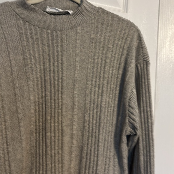 All in favor long sleeve mock neck grey sweater in size small NWOT - Picture 4 of 8